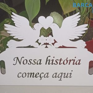 Placa Decorativa Pombas do Amor "Nossa História Começa Aqui" — MDF Branco — Casamento