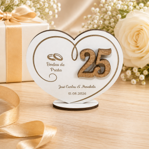 Lembrança em madeira para convidados de Bodas de Prata, coração com número 25 e nomes do casal gravados